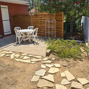 Hébergement de vacances T1 Du En Rez-de-chaussée De Avec Terrasse à 5mn Des Plages En Voiture Entre Et Forêt, Six-Fours-les-Plages